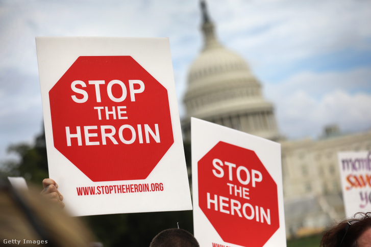 Gyógyszerfüggőség halálos áldozatainak családtagjai és aktivisták tüntetnek az opiod fájdalomcsillapítók használata ellen Washingtonban, 2016. szeptember 18-án