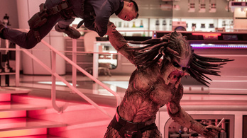 A Predator kettétépi az áldozatait, és úgy tűnik, marhára élvezi
