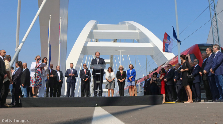 Szerb elnök Aleksandar Vucic és az európai szomszédsági politika és a bővítési tárgyalásokért felelős európai biztosa Johannes Hahn, részt vesz 2018 szeptember 1-én a Zezelj híd megnyitó ünnepségén, Szerbiában.