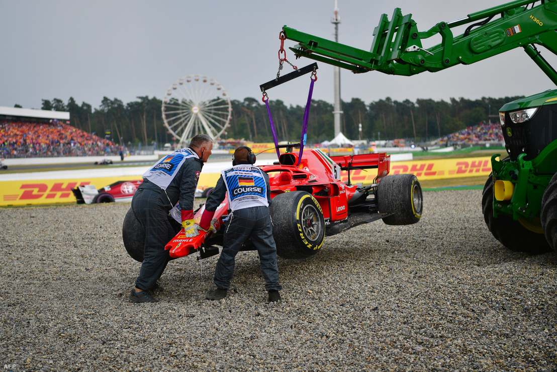 Vettel kocsiját mentik a hockenheimi sóderágyból a hibája után