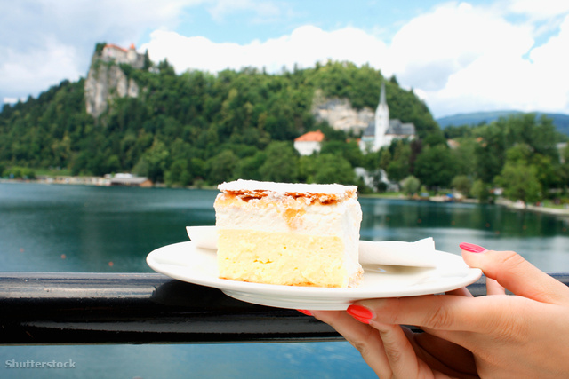 A krémes akkor a legfinomabb, ha a Bledi-tó partján eszed.