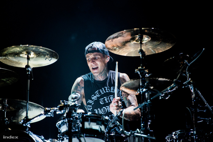 Travis Barker a Blink-182 Szigeten adott koncertjén