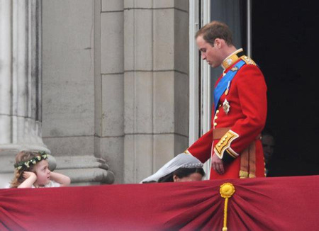 Az erkélyjelenet egyik legviccesebb képe már Twitteren kering: Middleton valójában ez egyik koszorúslányhoz hajolt le.