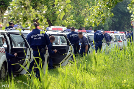 Rendőrök érkeznek Szolnokon a Káka utcába (fotó: Mészáros János)