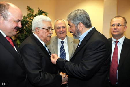 A Fatah palesztin mozgalmat vezető Mahmúd Abbász, a Palesztin Hatóság elnöke és Háled Mesaal, a Hamász politikai vezetője Kairóban