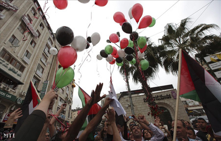 Palesztinok ünnepelnek a ciszjordániai Rámalláhban