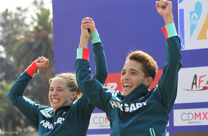 Gulyás Michelle és Bruckmann Gergõ miután ezüstérmet nyertek a mexikóvárosi öttusa-világbajnokság vegyes váltójában 2018. szeptember 9-én.
