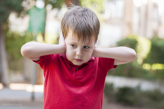 Az autizmus egyik tünete lehet, ha a gyerek nem bírja a hangzavart