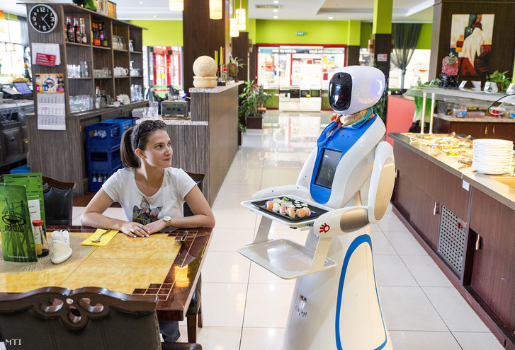 Robotpincér a győri Liu's Cooking kínai étteremben 2018. szeptember 11-én.