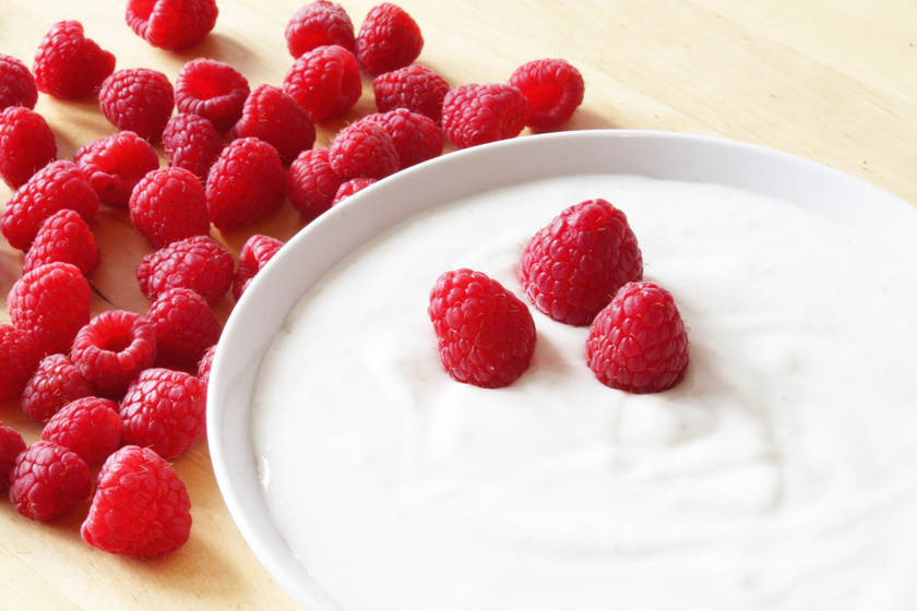 A görög joghurt sűrűbb és krémesebb, mint más joghurtok, ráadásul tele van B12-vitaminnal. Málnával kombinálva különösen finom, de tehetsz bele bármilyen idénygyümölcsöt is. Fahéjjal, szegfűszeggel fűszerezheted, sztíviával édesítheted.