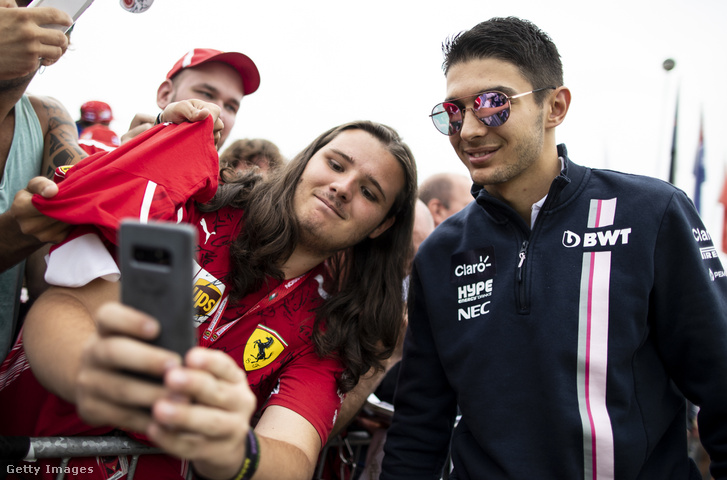 Esteban Ocon egy rajongóval