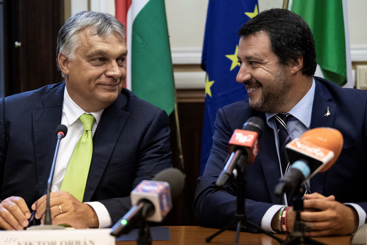 Orbán Viktor és Matteo Salvini (jobbra) 2018. augusztus 28-án, Milánóban, találkozójuk utáni közös sajtótájékoztatón