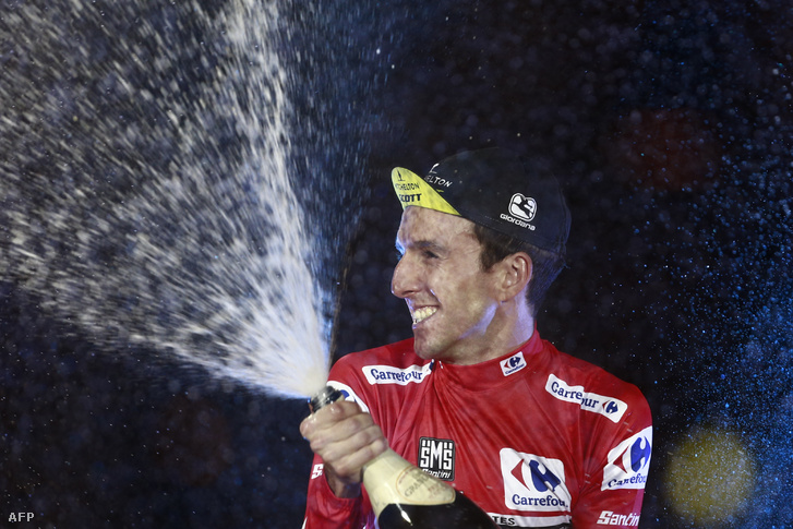 Simon Yates ünnepel a Vuelta a Espana madridi céljában