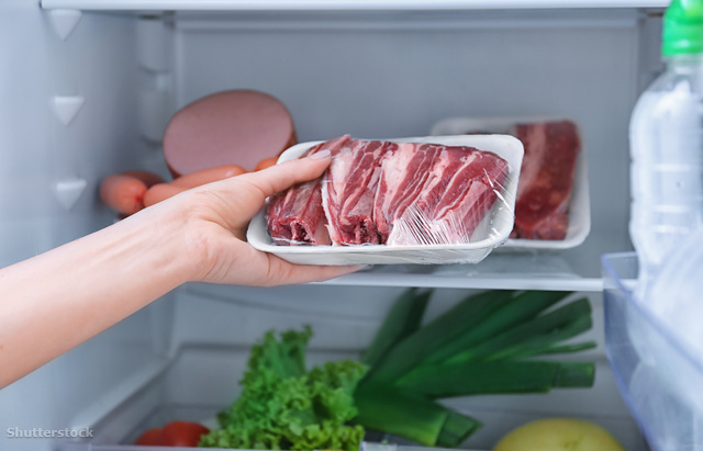 A húsnak a hűtő alsó polcán a helye