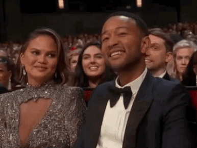 Chrissy Teigen elég viccesen próbált elbújni az Emmy-gálán