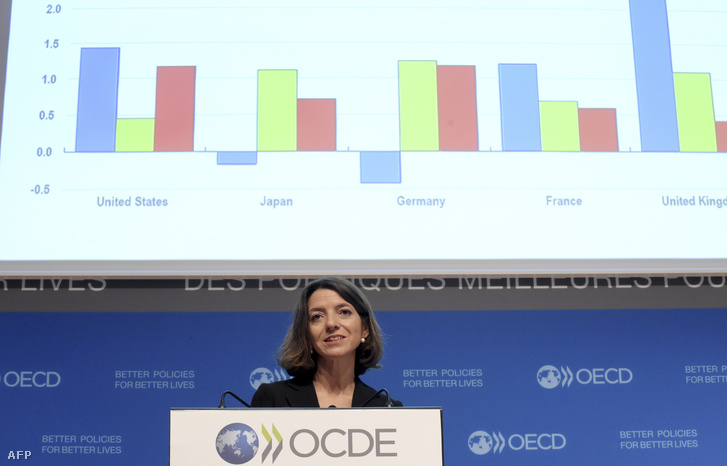 Laurence Boone az OECD új vezető közgazdásza sajtótájékoztatót tart Párizsban 2018. szeptember 20-án