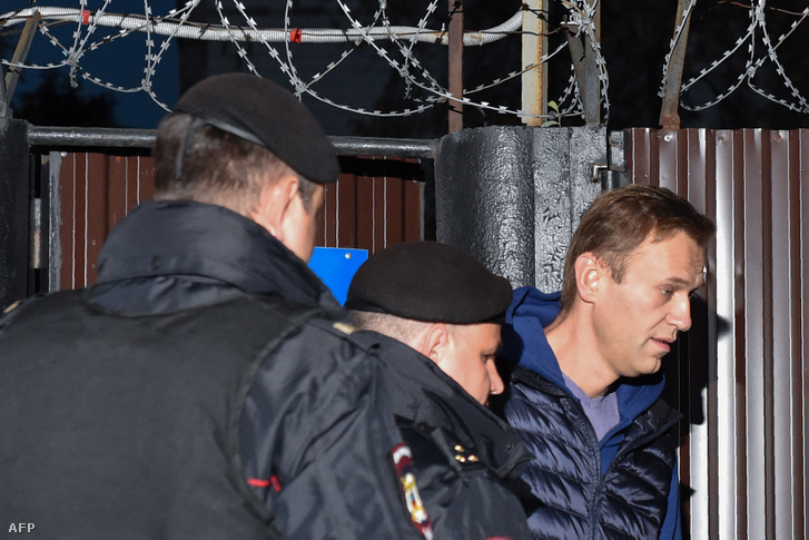 Alekszej Navalnijt kiengedik egy moszkvai fogvatartási központból, 2018. szeptember 24-én.