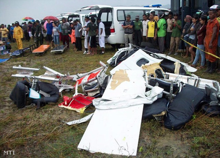 Az Új-Guinea partjánál lezuhant, kínai gyártmányú, Xian MA60 típusú gép roncsai a Nyugat Pápua tartománybeli Kaimana város repülőtere közelében