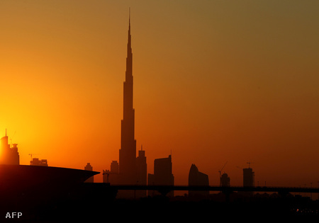 A Burdzs Kalifa épülete a dubai naplementében