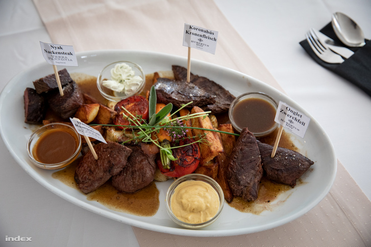 A nagybereki Hubertus-Hof Szálloda a la carte éttermének saját tenyésztésű Angus marhahúsokból készített steak-kínálata