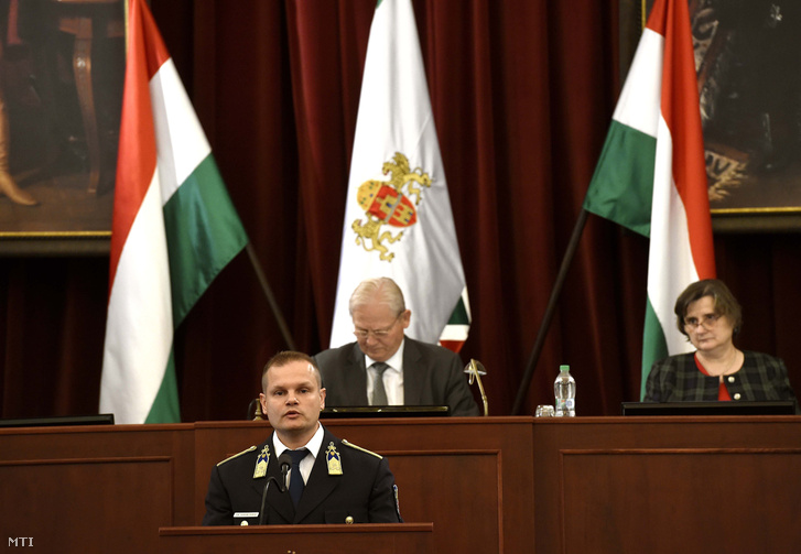 Terdik Tamás Budapest rendőrfőkapitány-jelöltje (k) beszél a Fővárosi Közgyűlés ülésén a Városházán 2018. szeptember 26-án. Mögötte Tarlós István főpolgármester és Sárádi Kálmánné főjegyző.