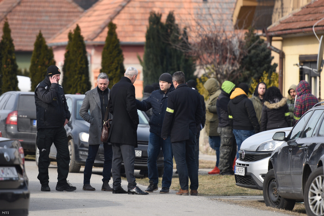 Rendőrök a kettős gyilkosság helyszíne előtt Nagymácsédban (Velka Maca) 2018. február 26-án, miután az előző éjjel a falubeli otthonában megtalálták Ján Kuciak szlovák tényfeltáró újságíró és élettársa holttestét.
