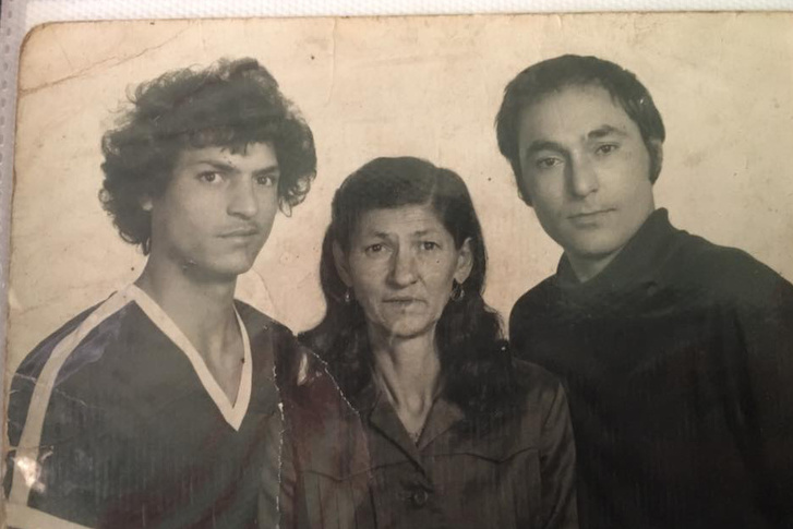Régi családi fénykép, középen Maria édesanyja