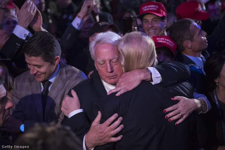 Donald Trump öleli testvérét Robert Trumpot választási körúton New Yorkban, 2016. november 09-én