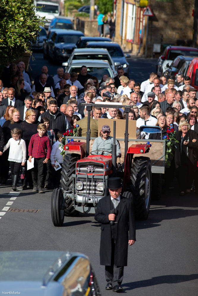 A traktort pedig a gyászolók menete követte, azt pedig egy sor luxusautó