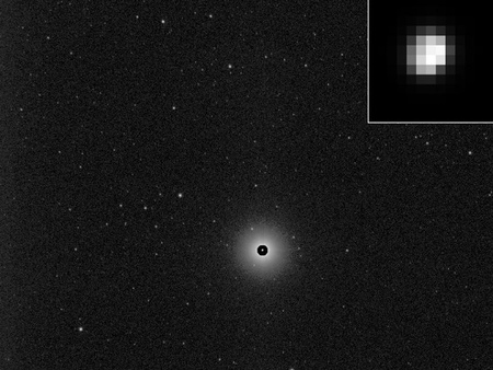 A feldolgozott felvételen már látható maga a kő (Kép: NASA/JPL-Caltech/UCLA/MPS/DLR/IDA)