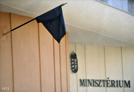 Fekete zászló a Honvédelmi Minisztérium épületén