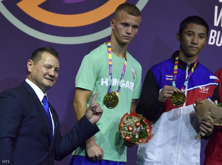 Erdei Zsolt a Magyar Ökölvívó Szövetség elnöke Orbán Adrián Krisztofer az ifjúsági korú ökölvívók 60 kilogrammos súlycsoportjának ezüstérmese és a győztes thaiföldi Atichai Phoemsap (b-j) az eredményhirdetésen a Duna Arénában 2018. augusztus 31-én.