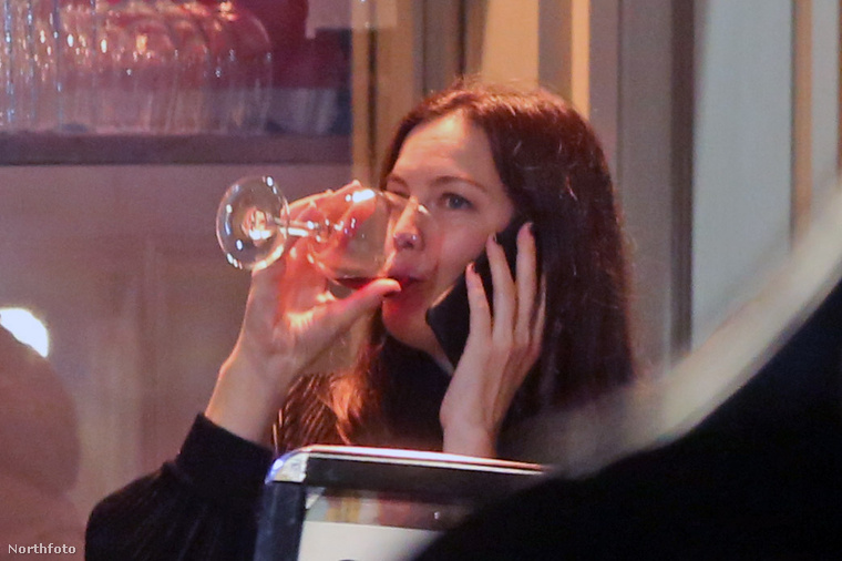 Eközben Liv Tyler bort ivott és telefonált.
