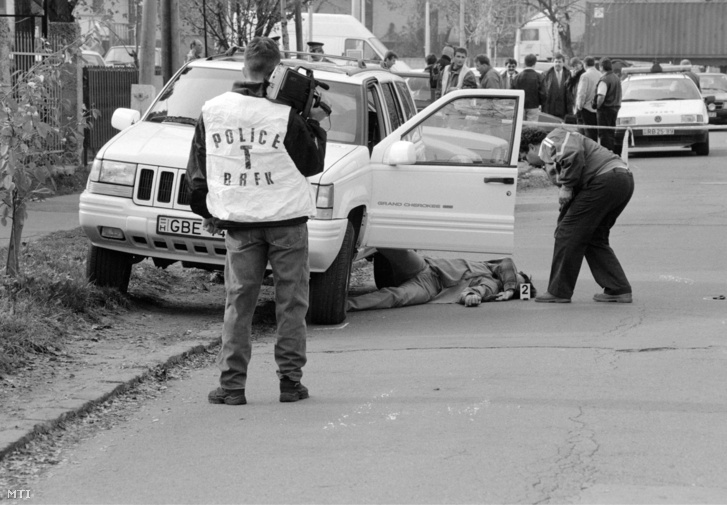 Rendőrök helyszínelnek Prisztás József holtteste mellett a III. kerületi Ladik u. 5. előtt. A férfit november 1-jén 11 órakor egy pisztolylövéssel ölték meg.