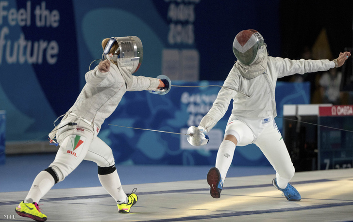 A Nemzetközi Olimpiai Bizottság olimpiai információs szolgálata által közreadott kép Pusztai Liza és a bolgár Joana Ilieva asszójáról a kardvívók vegyes csoportmérkőzéseinek elődöntőjében a III. nyári ifjúsági olimpián Buenos Airesben 2018. október 10-én.