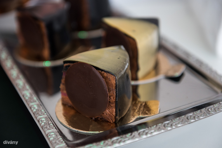 És a jubileumi csokitorta dióval barackkal, és a már említett Cacao Barry Or Noir 1858 csokoládéval
