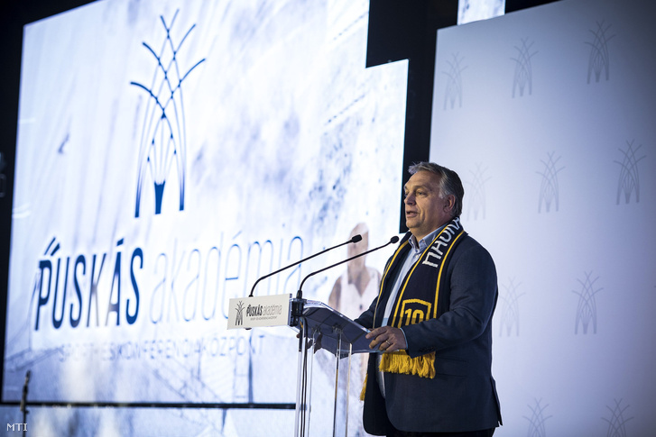 Orbán Viktor miniszterelnök beszédet mond a Puskás Akadémia Sport- és Konferenciaközpont átadó ünnepségén Felcsúton 2018. október 13-án.