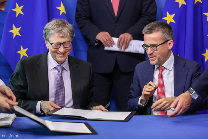 Bill Gates és Carlos Moedas aláírja a közös befektetési alap létrehozásáról szóló szerződést Brüsszelben 2018. október 17-én.