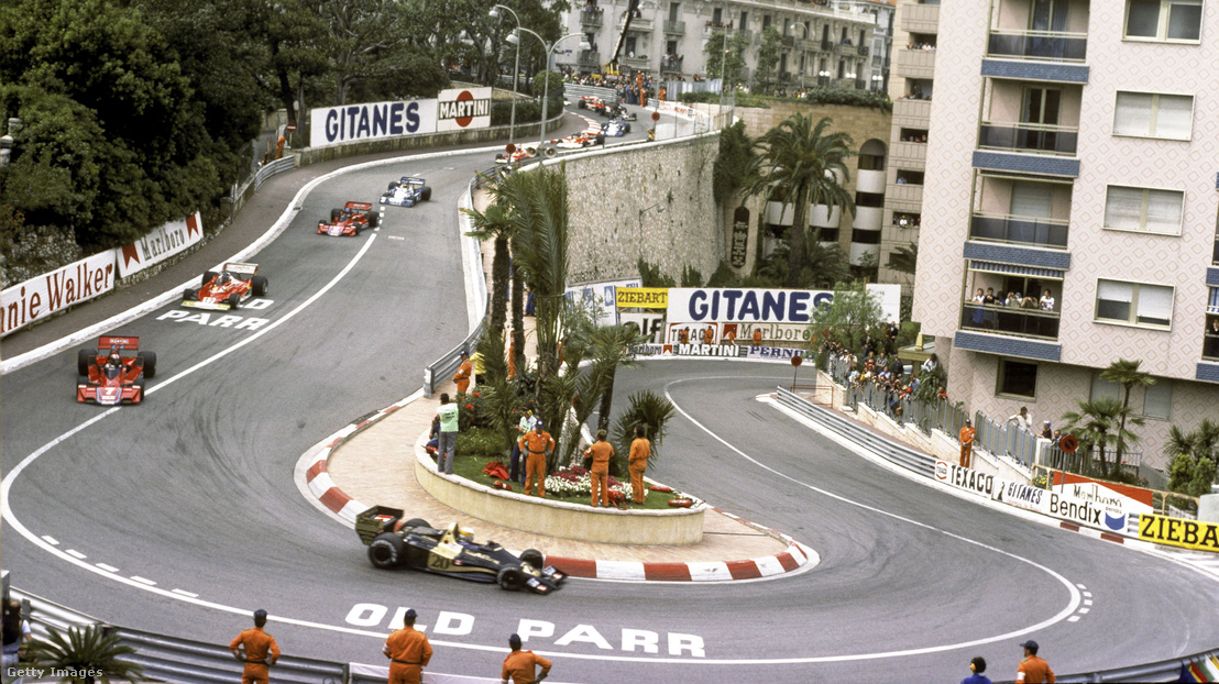 Jody Scheckter a Wolf-Cosworth WR1-ben vezet a Loews hajtűkanyarban, a Monaco Nagydíjon 1977. május 30-án