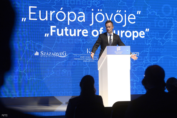 Szijjártó Péter külgazdasági és külügyminiszter nyitóelőadást tart az Európa jövője címmel megrendezett kétnapos nemzetközi konferencián a Várkert Bazárban 2018. május 23-án.
