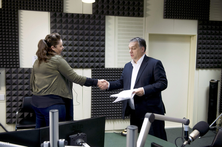 Orbán Viktor miniszterelnök kezet fog Kocsis Éva műsorvezetővel a Magyar Rádió stúdiójában, ahol a kormányfő interjút ad a Kossuth Rádió 180 perc című műsorában 2016. március 4-én.