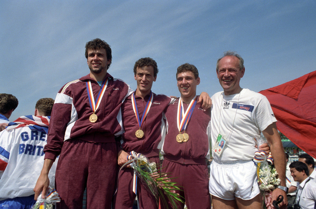Szöul 1988. szeptember 22. Fábián László, Mizsér Attila, Martinek János olimpiai bajnok öttusázók és dr. Török Ferenc (b-j) szövetségi kapitány állnak a dobogón az öttusa csapatverseny eredményhirdetésén a XXIV. nyári olimpiai játékokon. Martinek János az egyéni versenyen is aranyérmet nyert.