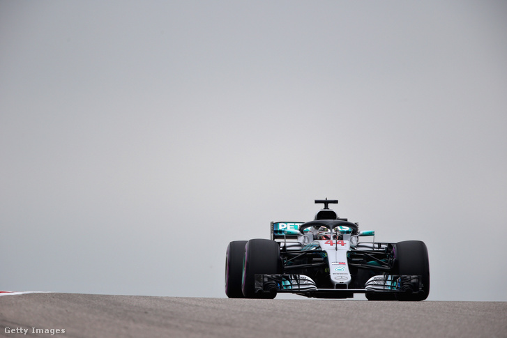 Hamilton a Mercedes AMG Petronas csapat Mercedes WO9 autóját vezeti a szombati időmérőn