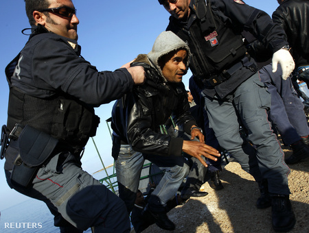 Líbia menekültek Lampedusán márciusban