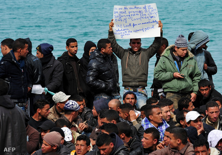Tunéziai menekültek olasz területen