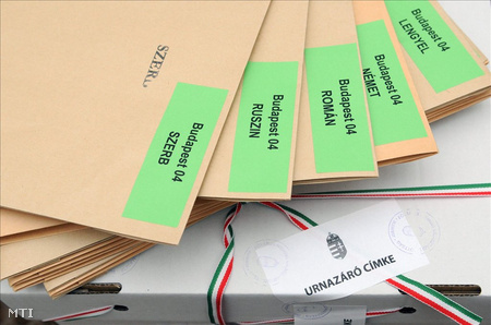 Kisebbségi önkormányzati választások szavazólapjai (fotó: Honéczy Barnabás)