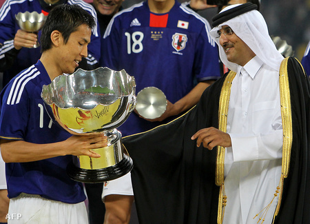 Haszebe Makoto japán csapatkapitány átveszi a trófeát Tamim bin Hamad bin Kalifa ász-Száni sejktől, miután Japán 1-0-ra győzött Ausztrália ellen a labdarúgó Ázsia Kupa döntőjében