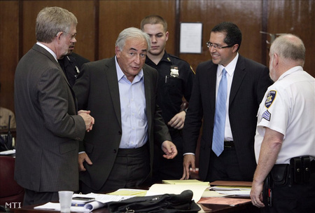 Strauss-Kahn a védőivel beszélget az óvadékról tartott tárgyalásán