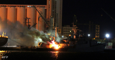 NATO bombázás után égő hadihajó Tripoli kikötőjében