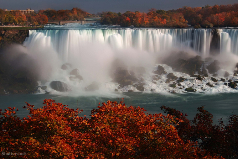 A Kanada és az Egyesült Államok határán fekvő Niagara-vízesés hatalmas zuhatagai sűrű erdőket szelnek át